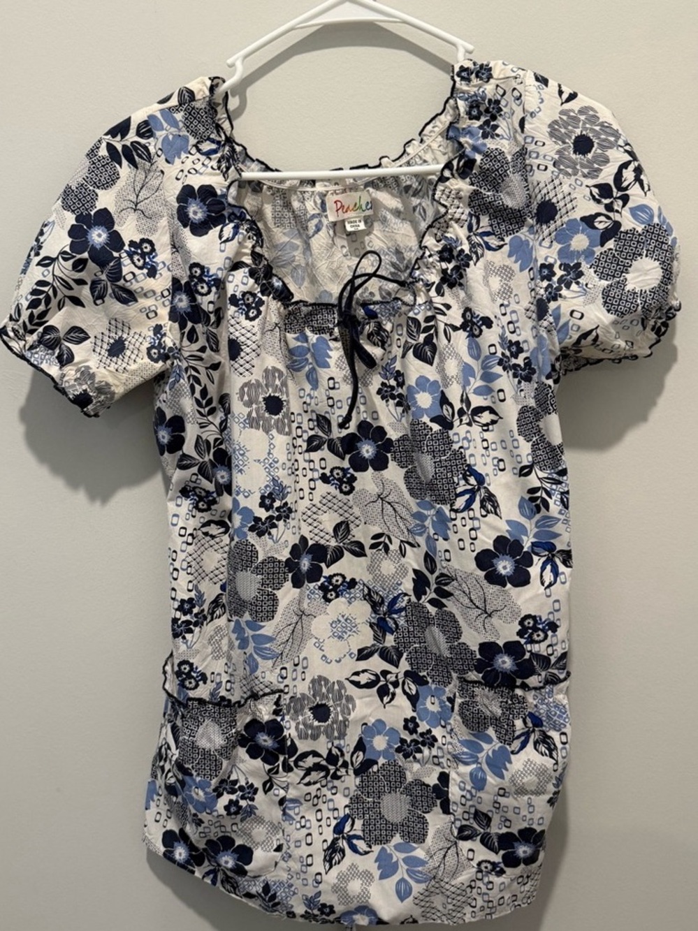 Peaches Floral Blouse in Blue & White Size Medium Like New